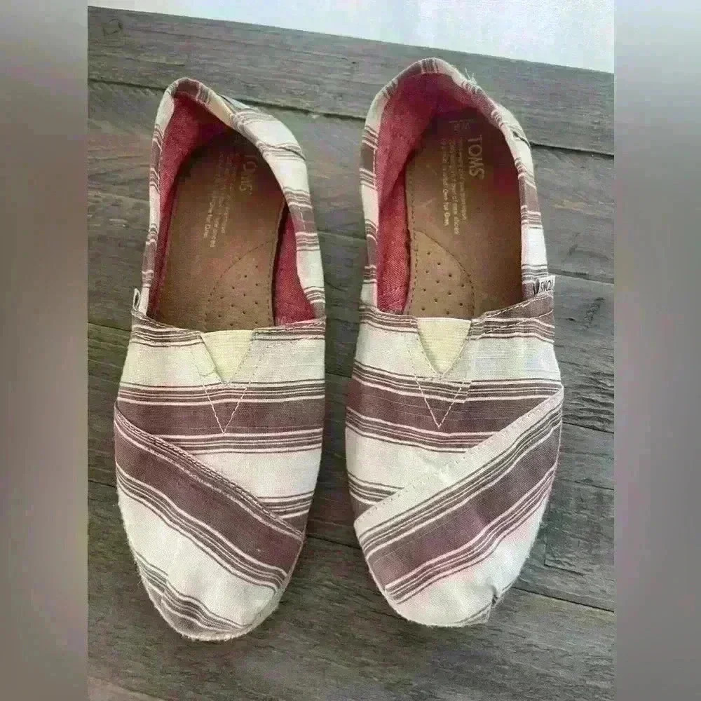 TOMS Classic Shiraz Umbrella Stripe Maroon and White Women's Slip On Shoe Size 9